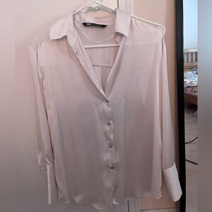 Zara Women's Elegant White Button-Down Shirt
Size: XS
Worn a few times, no flaws